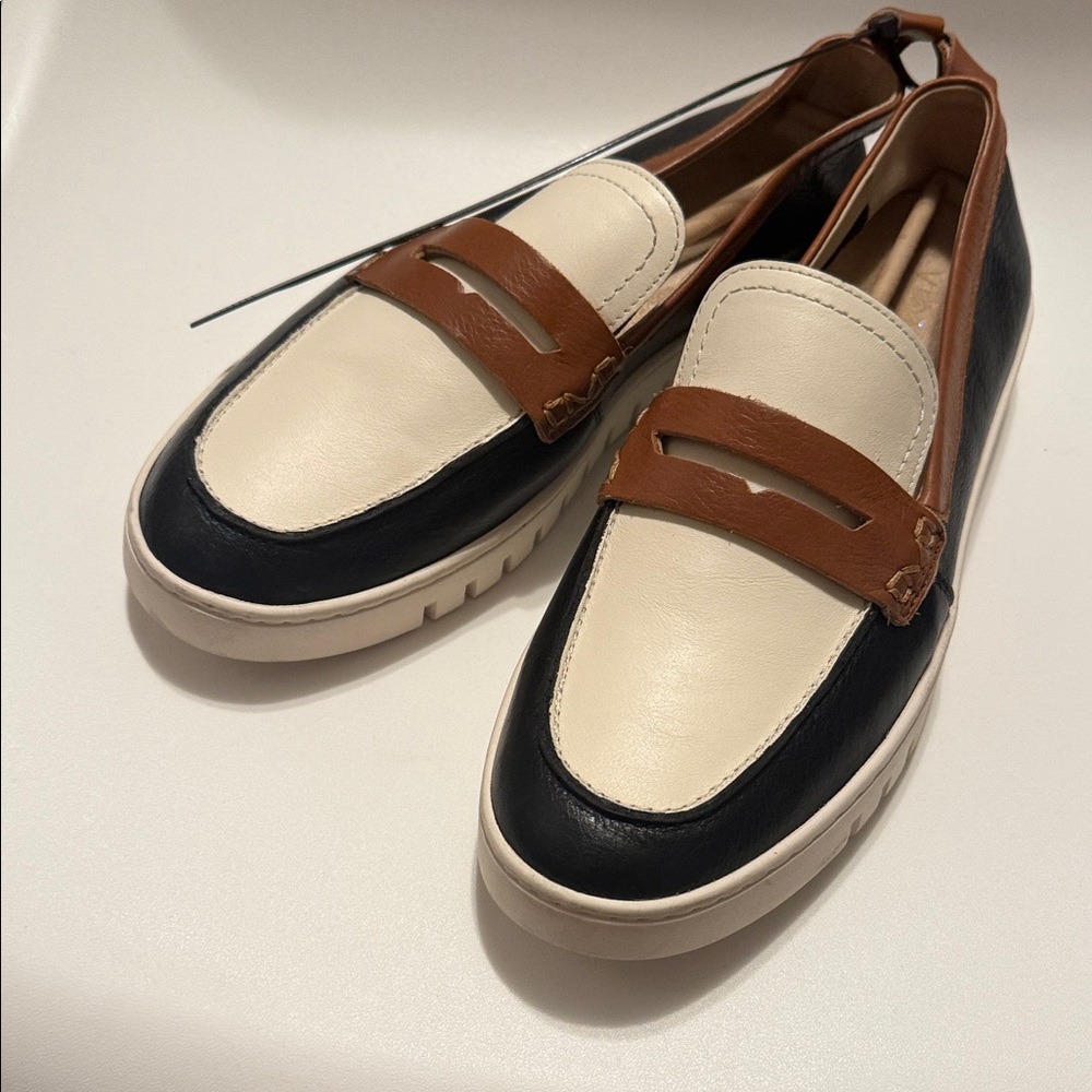 Vionic Women’s Black, Cream, and Brown leather Loafers